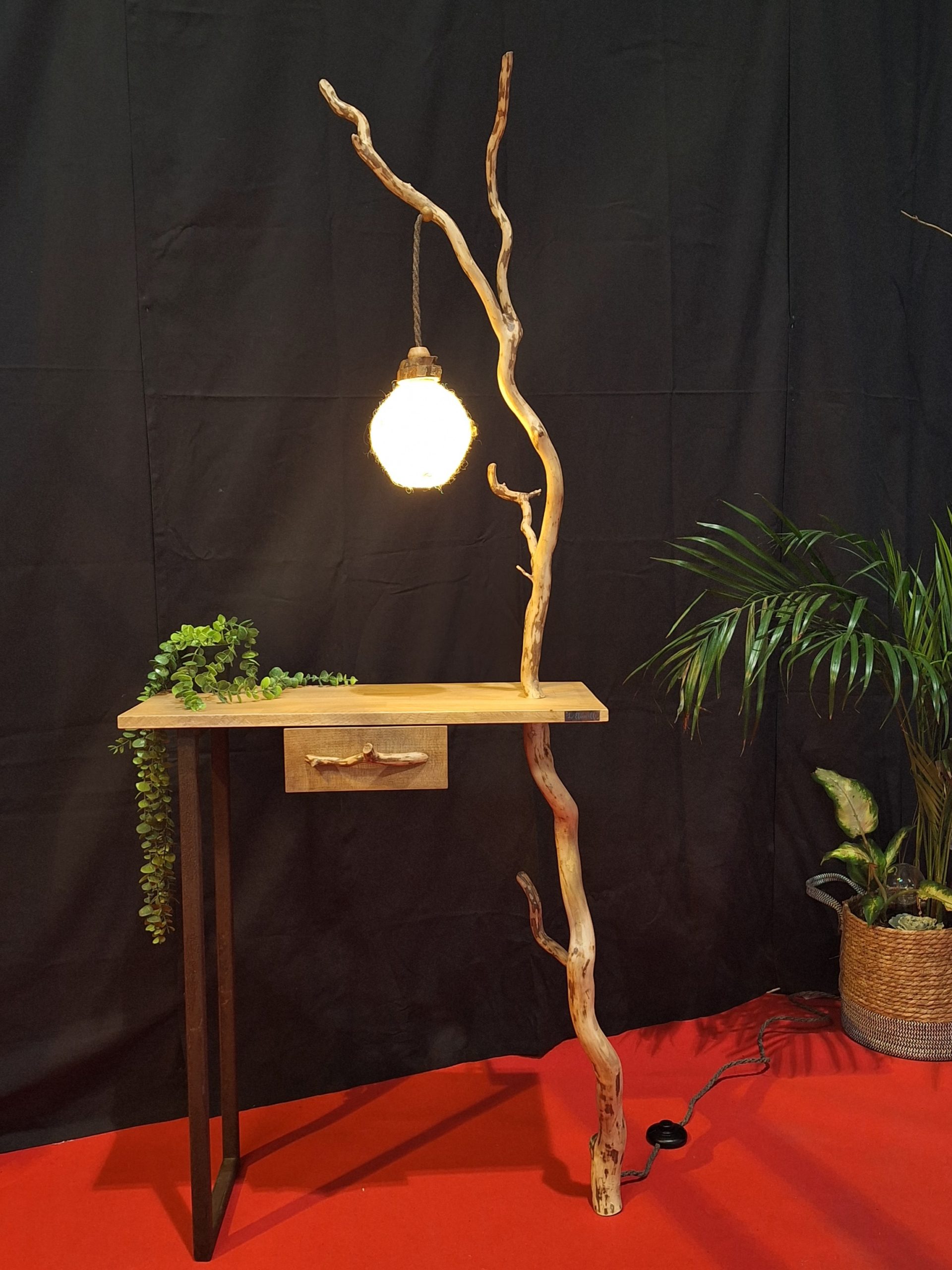 Petit meubles bois avec branche traversante et luminaires intégré